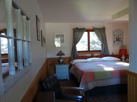 Classic Room, 1 King Bed, Mountain View, Mountainside | Individually decorated, individually furnished, iron/ironing board