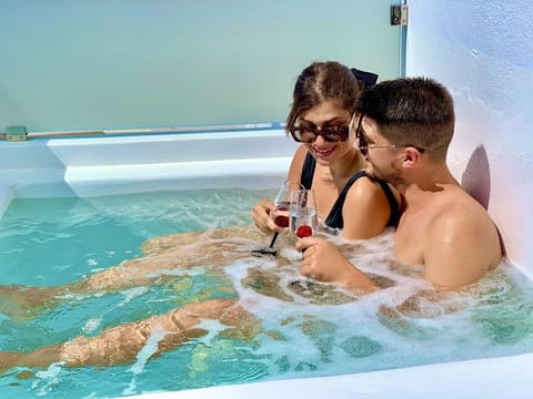 Honeymoon Double Room with Hot Tub | Minibar, in-room safe, desk, soundproofing