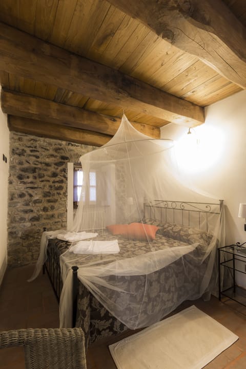 Desk, laptop workspace, iron/ironing board, free WiFi