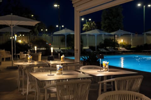 Poolside bar