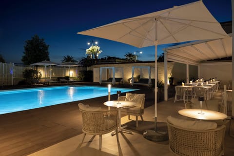 Outdoor pool, pool umbrellas, sun loungers