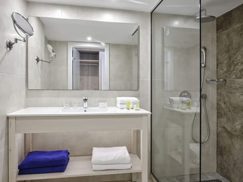 Family Room Sea View (Garden Area) | Bathroom shower