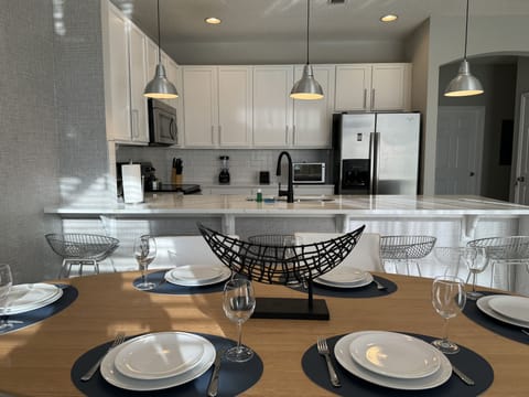 Bella Vida Townhome, 4 Bedrooms with pool (2304) | Dining room