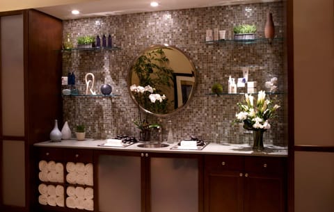 Couples treatment rooms, spa tub, body treatments, aromatherapy