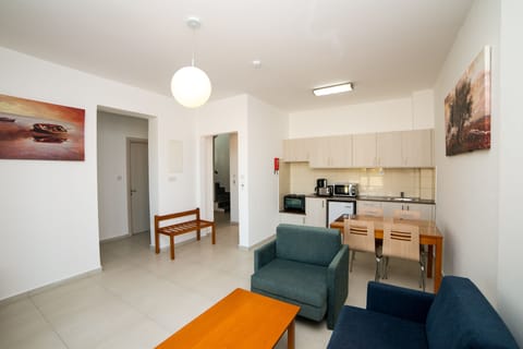 Superior Apartment, 3 Bedrooms, Sea View | In-room dining