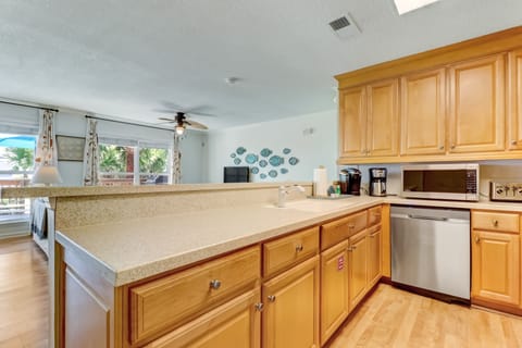 House, 4 Bedrooms | Private kitchen | Full-size fridge, microwave, oven, stovetop