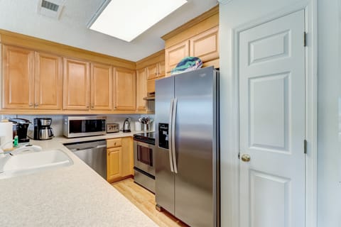 House, 4 Bedrooms | Private kitchen | Full-size fridge, microwave, oven, stovetop