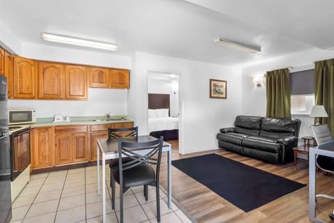 Suite, 1 King Bed, Non Smoking, Kitchen | Microwave