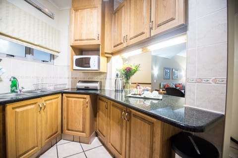 Apartment, 2 Bedrooms, Non Smoking | Private kitchen | Fridge, microwave, oven, stovetop