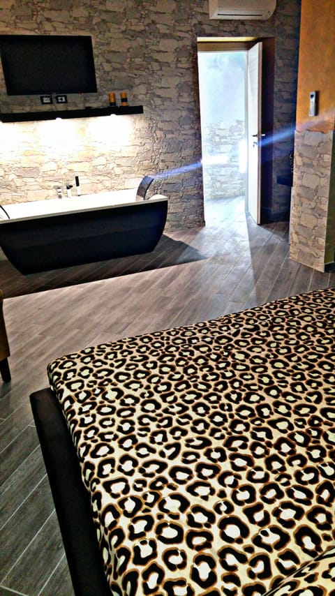 Royal Double Room, 1 King Bed, Bathtub | Memory foam beds, minibar, in-room safe, desk