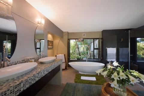 Luxury Lagoon Facing Executive Suites | Premium bedding, down comforters, minibar, in-room safe