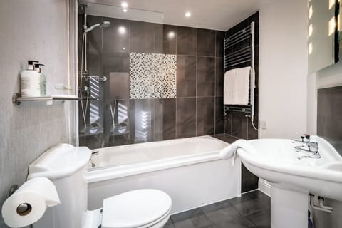 Superior Double Room | Bathroom | Free toiletries, hair dryer, towels