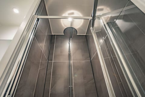 Economy Double Room | Bathroom | Free toiletries, hair dryer, towels