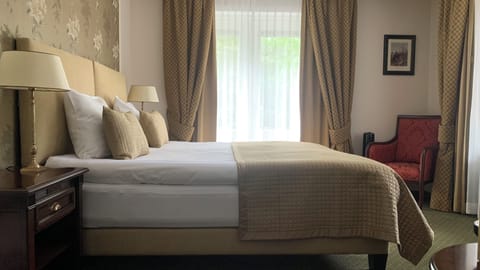 Deluxe Room | Minibar, in-room safe, desk, iron/ironing board