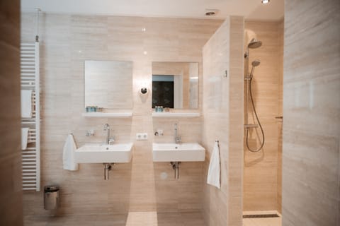 Junior Suite | Bathroom | Free toiletries, hair dryer, towels, soap