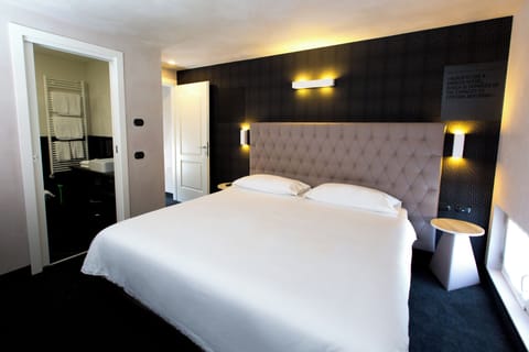 Suite, Lake View | Pillowtop beds, minibar, in-room safe, individually decorated