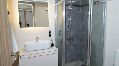 STANDARD ROOM | Bathroom | Shower, free toiletries, hair dryer, slippers