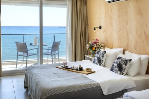 OCEAN ROOM ,SEA VIEW | Minibar, in-room safe, desk, soundproofing