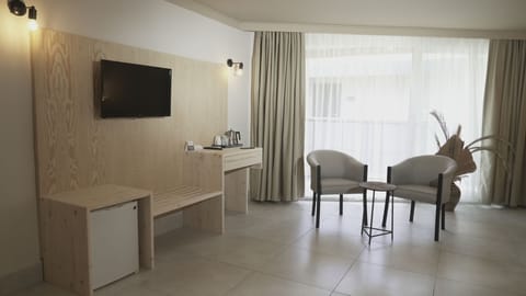 QUAD ROOM | Minibar, in-room safe, desk, soundproofing