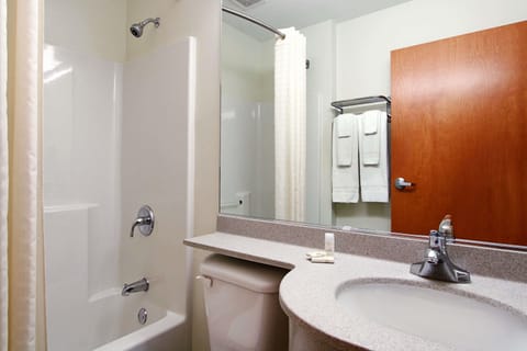 Combined shower/tub, free toiletries, hair dryer, towels