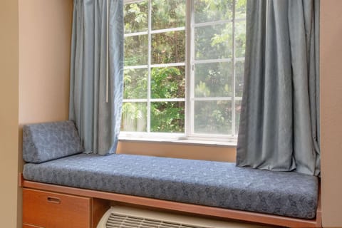 Room, 1 Queen Bed, Non Smoking | Desk, iron/ironing board, rollaway beds, free WiFi