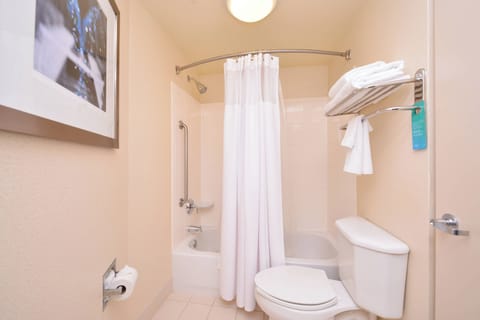 Combined shower/tub, free toiletries, hair dryer, towels