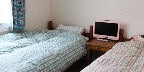 Twin Room, Free Wifi, Non Smoking- Shared Bathroom | Free WiFi, bed sheets