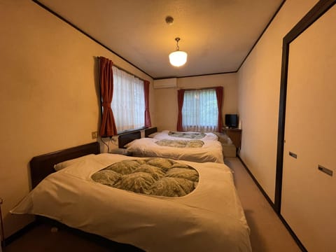 Triple Room | In-room safe, soundproofing, free WiFi, bed sheets