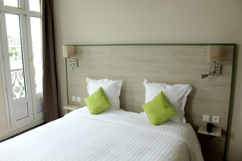 Standard Double Room | Minibar, in-room safe, desk, soundproofing
