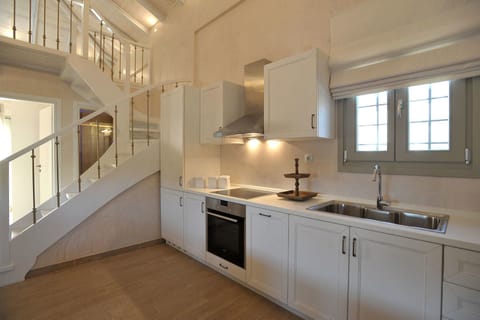 Villa (White) | Private kitchen | Full-size fridge, oven, stovetop, dishwasher