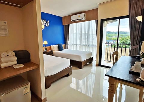 Standard Twin Room - Free Airport Shuttle | In-room safe, desk, blackout drapes, soundproofing