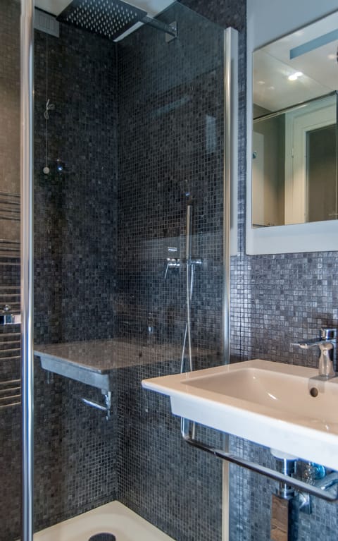 Suite | Bathroom | Shower, free toiletries, hair dryer, bidet