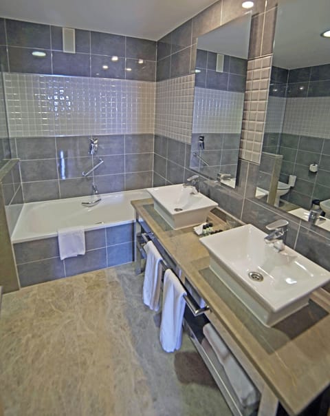 Junior Suite | Bathroom | Shower, free toiletries, hair dryer, towels