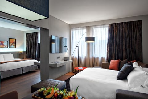 Deluxe Suite, 1 King Bed | Premium bedding, pillowtop beds, in-room safe, desk