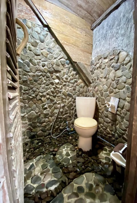 Standard Shared Dormitory, 1 Twin Bed | Bathroom | Shower, free toiletries, bidet, towels