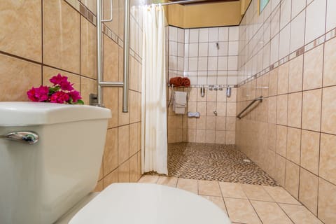 Standard Double Room | Bathroom | Towels