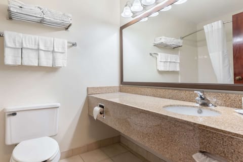 Combined shower/tub, hair dryer, towels