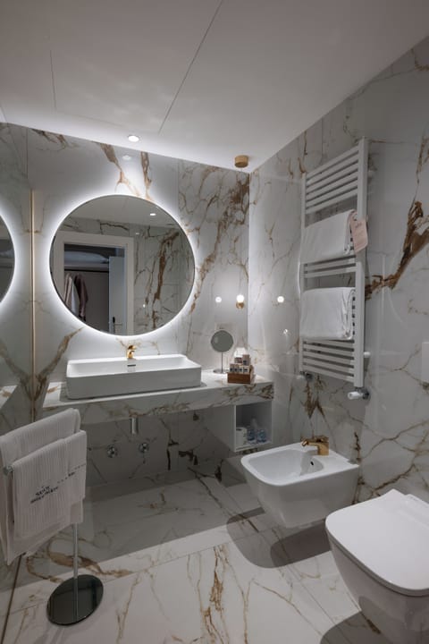 Suite (Spa) | Bathroom | Shower, hair dryer, bathrobes, slippers