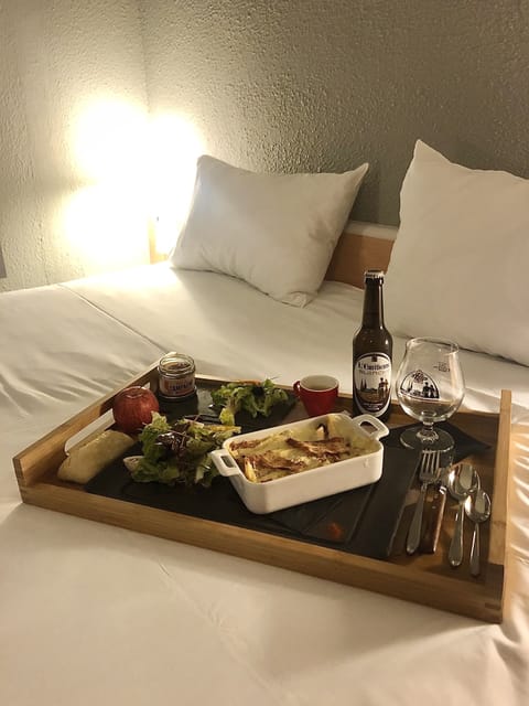 Standard Double Room, 1 Double Bed | In-room dining