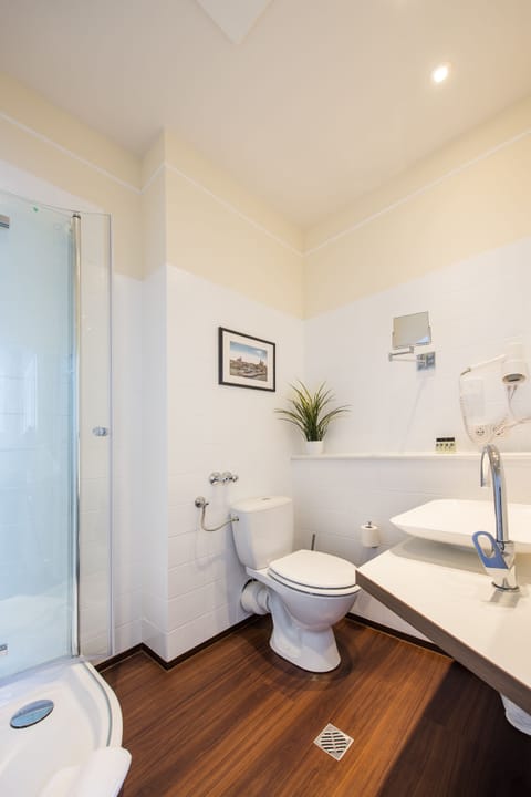 Standard Double Room | Bathroom | Shower, hair dryer, towels