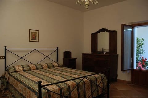 Premium Apartment, 1 Bedroom, Kitchen, Ground Floor | Premium bedding, down comforters, blackout drapes, iron/ironing board