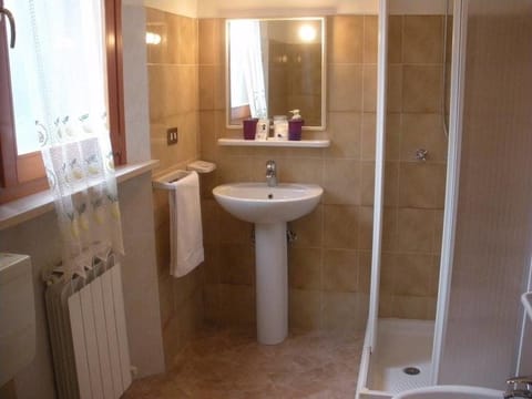 Premium Apartment, 1 Bedroom, Kitchen, Ground Floor | Bathroom | Shower, free toiletries, hair dryer, towels