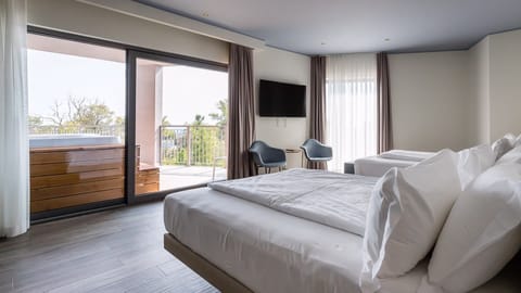 Exclusive Suite | Down comforters, in-room safe, free WiFi, bed sheets