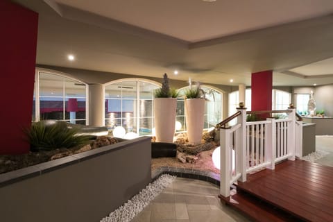 2 bars/lounges, poolside bar