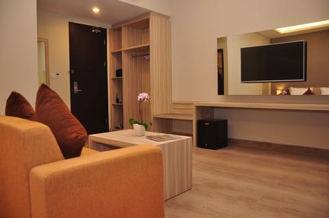 Suite | Living area | 29-inch TV with cable channels