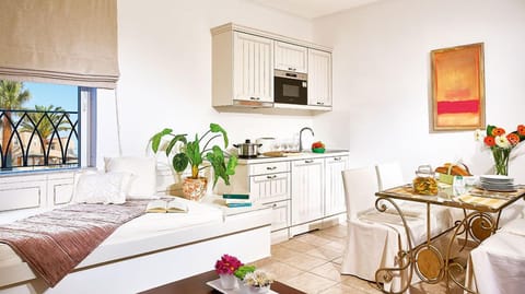 Studio ((sleeps 2)) | Private kitchen | Fridge, microwave, oven, stovetop