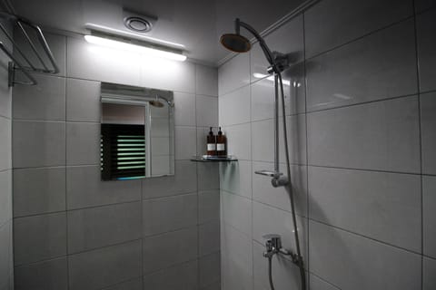 Deluxe Twin Room | Bathroom | Shower, free toiletries, hair dryer, slippers