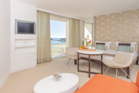 Junior Suite, Balcony, Sea View | 1 bedroom, minibar, in-room safe, desk