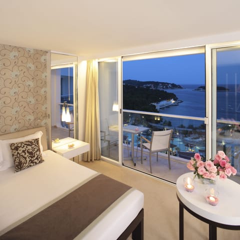 Junior Suite, Balcony, Sea View | 1 bedroom, minibar, in-room safe, desk