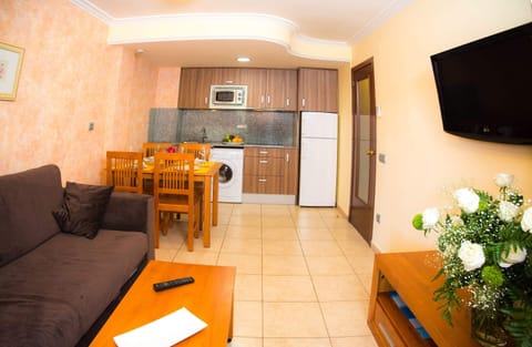 Apartment, 2 Bedrooms | Private kitchen | Fridge, microwave, stovetop, cookware/dishes/utensils